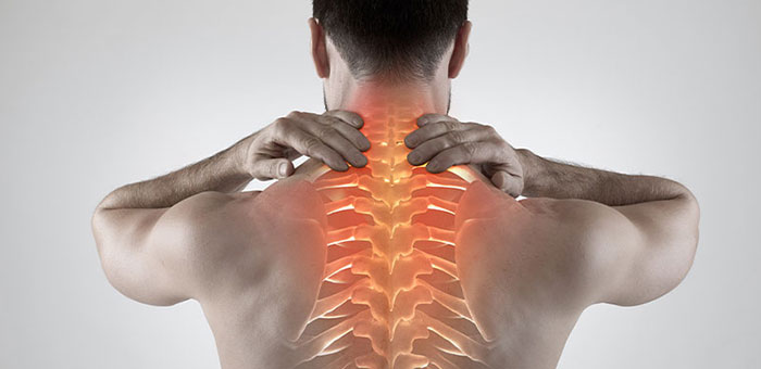 Man with upper back pain before chiropractic treatment from Minnetonka chiropractor